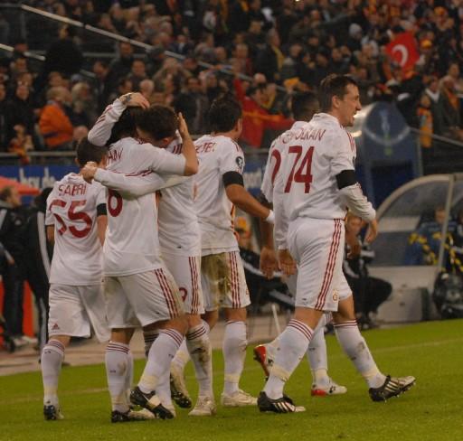 Galatasaray 10 kişi tamamladığı maçta öne geçmesine rağmen skoru koruyamadı, turu Ali Sami Yen'e bıraktı.