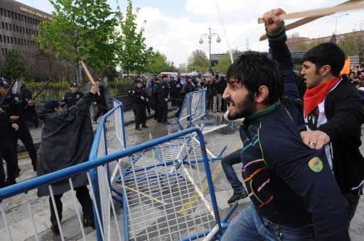 Ankara'daki 1 Mayıs kutlamalarının yapılacağı Sıhhiye Meydanı'na girişlerdeki arama noktasında polis ile göstericiler arasında arbede çıktı. Polis olayları yatıştırmak için havaya ateş açtı.