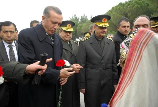 Başbakan Erdoğan ve İlker Başbuğ Şehitler Abidesi'ne ziyarette bulundu. Erdoğan yaptığı konuşmada kahramanlığa vurgu yaptı.