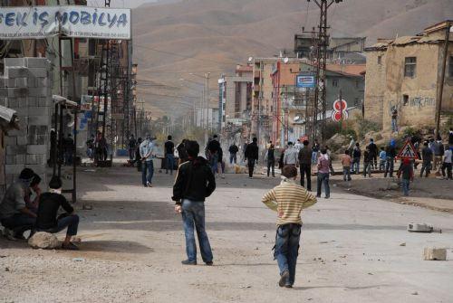Terörist başı Abdullah Öcalan'ın yakalanışının yıldönümü nedeniyle Doğu ve Güneydoğu illerinde PKK yandaşları kepenk açmadı, açtırmadı. Yapılan eylmelere polis müdahale ederken çocuklar yine ön plandaydı