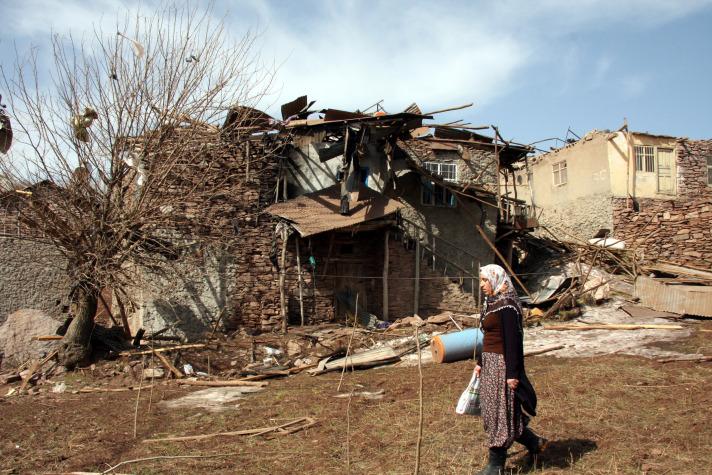 AK Parti Elazığ Milletvekili Sermin Balık, Maden Kaymakamı Ahmet Adanur ve Belediye Başkanı Musa Orhan da Dutpınar köyüne gelerek incelemelerde bulundu.