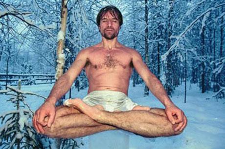 Soğuğu hissetmiyor Hollanda'da yaşayan Wim Hof 'buz adam' olarak da anılıyor. Buzun altında yüzebiliyor ve buz dolu bir varilin içinde saatlerce kalabiliyor. Blanc dağına bile çok kısa bir sürede tırmanan Hof, bu konuda dünya rekorlarına da imza attı.