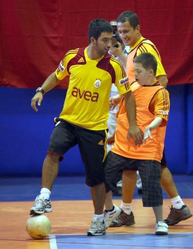 Galatasaraylı futbolcular Emre Aşık, Arda, Ayhan ve kaleci Orkun, zihinsel engelli sporcuların katıldığı 1. Hasan Doğan Futsal Turnuvası'nda gösteri maçı yaptılar. Maçta çok renkli görüntüler vardı: