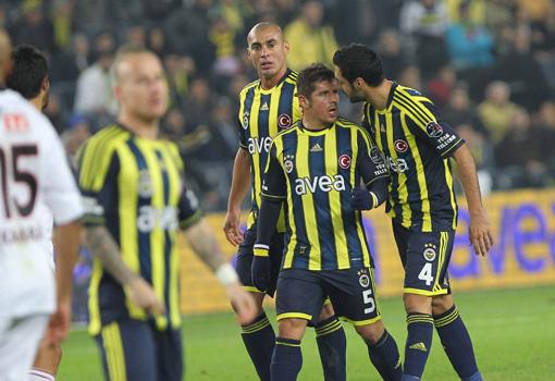 19 KASIM 2011: Gökhan ile yaşadığı tartışmayı orada bırakmayan Emre, bu kez Fenerbahçe ile Eskişehirspor arasında oynanan maçta takım arkadaşına bağırıp, çağırmıştı. Araya giren diğer oyuncular ikiliyi sakinleştirirken, Gökhanın yanındaki Baroni de Emreye uzaktan el hareketiyle çıkışmıştı.