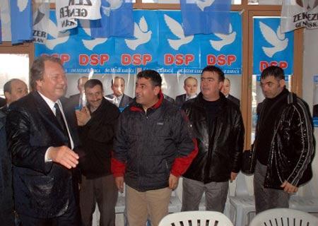 DSP lideri Zeki Sezer, Bartın'da seçim yağmur altında şemsiyesiz yürüyerek, vatandaşları selamlayınca ortaya bu kareler çıktı. Sezer, seçim bürosunda sobanın karşısında ısındı.