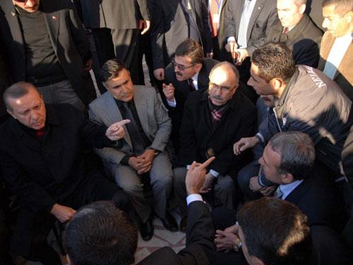 Başbakan Erdoğan Batman'da bir çay ocağında vatandaşın dertlerini dinledi...