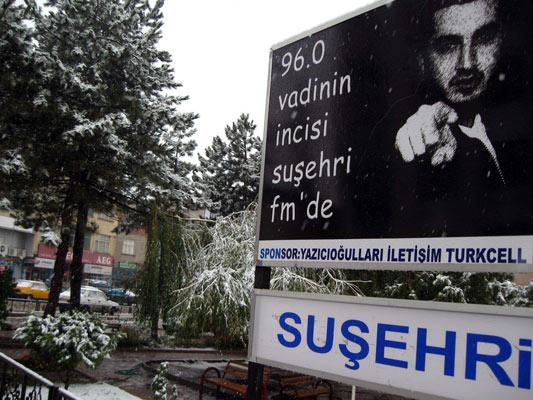 Sivas'ın Suşehri ilçesine mevsimin ilk karı yağdı.