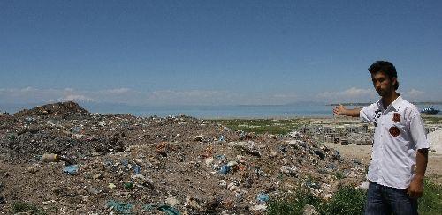 Van Gevaş Belediyesi, içinde tıbbi atıkların da bulunduğu ilçe çöpünün bir kısmını Van Gölü'nün 100 metre yakınındaki kıyıya döküyor. Gevaş halkı, belediyenin gölün kıyısına çöp dökmesine tepki gösteriyor.