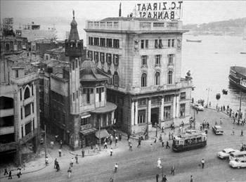 KARAKÖY SIRTLARINDA ÇATI REKLAMLARI: Karaköy Meydanına bakan hemen hemen tüm binaların çatılarına, dev boyutlarda ışıklı reklam panoları monte edilmiştii. Bu panolar yürüyen ampuller ve rengârenk floresanlarla oluşturulmuş banka, hırdavat, sigorta, gıda vb. firmaların isimleri, logoları ve bazen de kısa bir sloganlarını içerirlerdi. Konstrüksiyonel bir tarzda hazırlandıklarından arkalarındaki yapıları kapatmazlar, gündüzleri dikkatli bakılmadığında fark dahi edilmezlerdi. Havanın kararmasını takiben birer-ikişer yanmaya başladıklarında ise Karaköy sırtlarında bir hareket ve renk cümbüşü başlardı.