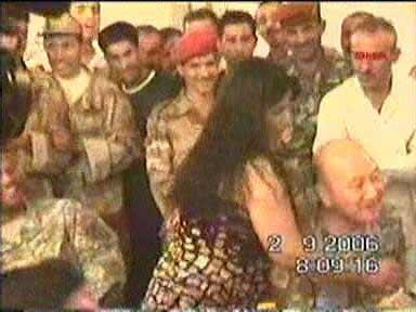 Saddam Hüseyin'in Tikrit'teki sarayında felekten bir gece çalan Amerikalı askerler ve Kürt peşmergeler Kürt ve Arap kadınlarla böyle eğleniyorlar...