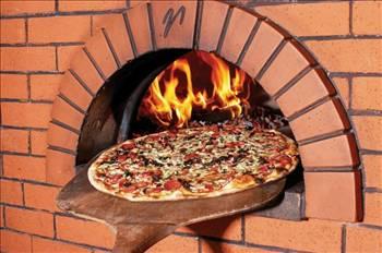 PİZZA HOUSE
Pizzaları odun ateşinde pişiriyor
Pizza House, halen 10 ilde 15 restoranıyla hizmet veriyor. Şirket, franchise giriş bedeli olarak 26 bin 500 dolar talep ediyor. Ortalama işletme sermayesi ise 80-100 bin dolar arasında değişiyor. Reklam payı katılımı yüzde 1, sürekli franchise ödemesi yüzde 4 olarak tespit edilmiş. İşyeri olarak alışveriş merkezleri ya da ana cadde üzerinde, 80-100 metrekarelik dükkanlar tercih edilecek. Pizza House pizzaları odun ateşinde pişiriliyor. Restoranlarda ince hamurlu, sosunda ve hamurunda sızma zeytinyağı bulunan İtalyan pizzası sunuluyor. Sandviçlerin yanı sıra salata ve yine İtalyan tarzı makarna çeşitleri de var.
Telefon: 0212 275 77 66
Web: www.pizzahouse.com.tr