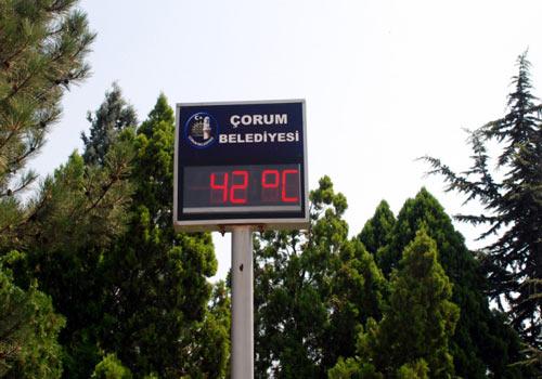 MEVSIM NORMALLERININ UZERINDE SEYREDEN HAVA SICAKLIGI IZMIR'DE DE ETKILI OLUYOR. GOLGEDE 36 DERECE OLCULEN SICAKTAN ETKILENEN VATANDASLAR BOL BOL SU TUKETIYOR. (ANADOLU AJANSI - KENAN CIMEN)