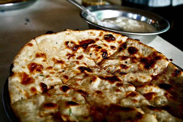 Pakistan: "Aloo Paratha" adlı bir gözleme. İçine sebze koyuluyor. Bazen patates ve yeşillik de ekleniyor. Yanında çay.