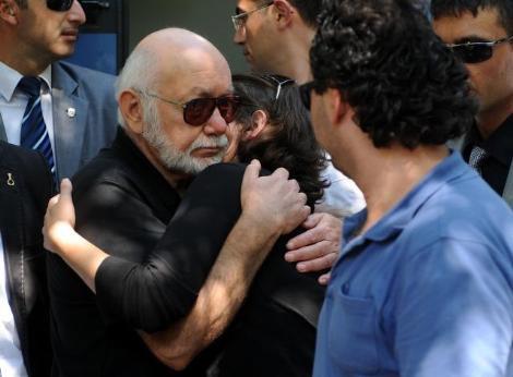 Ergenekon davası tutuklusu Doğan Yurdakulun önceki gün vefat eden eşi Güngör Yurdakul son yolculuğuna uğurlandı. Yurdakul mahkeme izniyle cenaze törenine katılarak taziyeleri kabul etti.