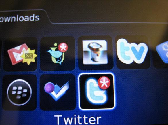 Hafta içinde, 07.00-19.00 saatleri arasında Blackberry yüzde 52 ile yine tweetlerin en çok atıldığı akıllı telefon. Hafta sonlarında birincilik yine Blackberryde olmasına rağmen, tweet atılma oranı yüzde 42ye düşüyor. Kahraman, Blackberryden daha fazla tweet atılmasının sebebini, sahip olduğu tuş takımının getirdiği kolaylığa bağlıyor.