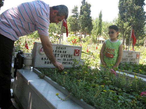 Babalar Gününü şehit çocuklarının mezarı başında geçirmeyi tercih eden şehit babaları, evlatlarının mezarı başında dua etti, gözyaşı döktü.