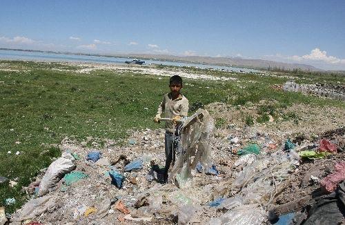Van Gevaş Belediyesi, içinde tıbbi atıkların da bulunduğu ilçe çöpünün bir kısmını Van Gölü'nün 100 metre yakınındaki kıyıya döküyor. Gevaş halkı, belediyenin gölün kıyısına çöp dökmesine tepki gösteriyor.