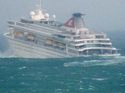 Biscay Körfezinde seyreden lüks cruise gemisi Balmoral, şiddetli fırtınaya yakalanarak 15 metreyi aşan dalgalar yüzünden batma tehlikesiyle karşılaştı.