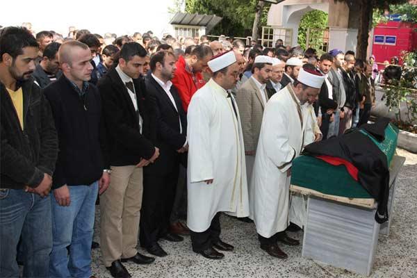 Evleneceği kızın babası tarafından vurularak öldürülen Ebubekir Karakaş son yolculuğuna uğurlandı. Karakaş'ın tabutunun üzerine yarın giymek için aldığı damatlık konuldu.