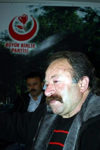 BBP lideri Yazıcıoğlu'nu taşırken düşen hekikoptere ulaşma çabaları aralıksız sürüyor. Helikopter için adeta bir ordu seferber edildi...