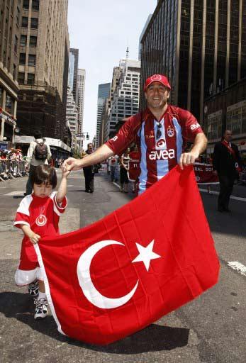 New York'ta 28'inci geleneksel Türk Günü Yürüyüşü ve Festivali büyük bir coşkuyla yapıldı. Törenlere F.Bahçe, G.Saray, Beşiktaş, Trabzon ve Karşıyaka taraftarları damga vurdu.