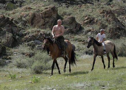 Baykal Gölü'ne mini denizaltıyla dalan, balinanın sırtına verici takan Rusya Başbakanı Vladimir Putin, Türkiye ziyareti öncesi Sibirya'da da şov yaptı. İşte Putin'in Sibirya'ya maceraları