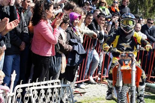 Dünya Motokros Şampiyonası'nın, İstanbul'da yapılacak 3. ayağı öncesi, dünyanın en usta motokrosçuları Sultanahmet'te akrobasi gösterileri yaptı.
