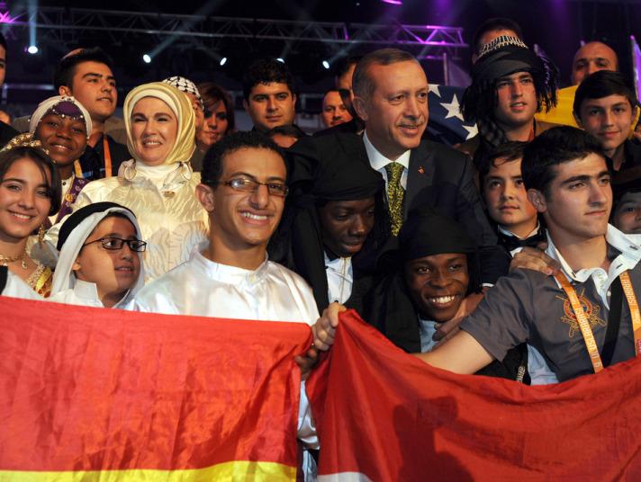 Başbakan Erdoğan, Türkçedeki dil kelimesinin başka bazı lisanlarda gönül, kalp anlamına geldiğini ifade ederek, ''Biz 'ehli dil' deriz, yani 'dil ehli, gönül ehli' deriz. Ehli dil, bir lisanın rehberliğinde buluşan insanlar kadar, gönül birliği yapmış kader ortaklarını anlatır. İşte bugün bu salonda hepimiz dil ehliyiz, ehli diliz'' dedi.