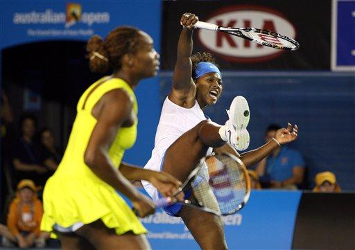 Avustralya Açık'ta ilk şampiyonlar belli oldu. Serena Williams ve Venus Williams kardeşler, Wimbledon ve Olimpiyatlar'da olduğu gibi şampiyonluğu kimseye kaptırmadı