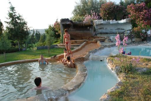 GECEYI PAMUKKALE'DE GECIRMEK ISTEYENLER ICIN KARAHAYIT'TA, ICINDE ANTIK HAVUZ, TURK HAMAMI VE CAMUR BANYOLARININ BULUNDUGU 5 YILDIZLI OTELDEN, TERMAL SU HAVUZLARINA SAHIP PANSIYONLARA KADAR BIRCOK SECENEK BULUNUYOR.