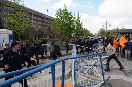 Ankara'daki 1 Mayıs kutlamalarının yapılacağı Sıhhiye Meydanı'na girişlerdeki arama noktasında polis ile göstericiler arasında arbede çıktı. Polis olayları yatıştırmak için havaya ateş açtı.