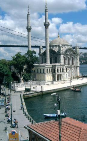 <b>ORTAKÖY MEYDANI</b>
Ortaköy Meydanı, Osmanlı döneminden beri ilgi çeken bir yerleşim merkezi. Zamanında padişahların sayfiye yeri olmuş. Doğal hazineleriyle ihtişamlı sarayları taçlandırmış. Arnavut kaldırımları, iskelesi, tavla seslerinin eksik olmadığı kahveleri, güvercinleri ve camii ile hareketli ve büyülü mekan Ortaköy Meydanı. Takıcılar, kumpirciler belki de Ortaköy olmasa bu kadar iş yapamazlardı İstanbulda. Bu meydan, manzarası ve dokusuyla, hep bir klasik olarak kalacak mekanlardan.