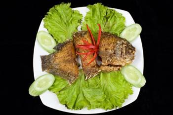 <p><strong><span style="text-decoration: underline;">BALIK:<br /></span></strong></p>

Omega 3′ten zengin balıkları seçin, haftada 2 kez somon, uskumru, sardalya ve mezgit gibi omega 3 yağ asitlerinden zengin balıkları tüketmek kanserden korur. Balık; meme kanserinde yayılmayı önler, bağırsak, pankreas ve prostat kanserlerinin büyümesine engel olur. Ayrıca kalp krizine karşı da korur.