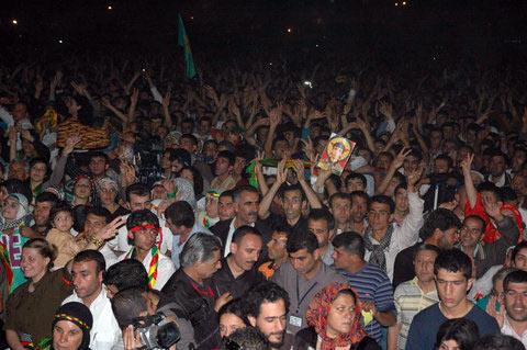 Kendilerine "barış grubu" diyen 34 PKK'lıyı karşılamak için Diyarbakır'da dün akşam onbinlercu kişinin katıldığı bir miting düzenlendi. Grubun alana girişi sırasında sloganlar atıldı, meşaleler yakıldı.