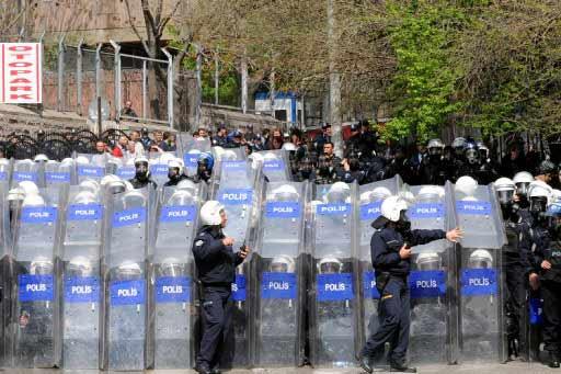 Ankara'daki 1 Mayıs kutlamalarının yapılacağı Sıhhiye Meydanı'na girişlerdeki arama noktasında polis ile göstericiler arasında arbede çıktı. Polis olayları yatıştırmak için havaya ateş açtı.