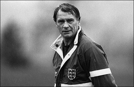 İngiltere Milli Takımı'nın eski futbolcusu ve teknik direktör Sir Bobby Robson'un 76 yaşında İngiltere'nin County Durham kentindeki evinde kansere yenik düştüğü bildirildi.