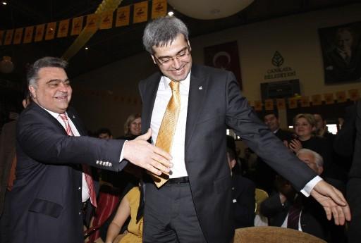 ANAVATAN PARTİSİ TÜZÜK KONGRESİNDE PARTİNİN ESKİ AMBLEMİNİN KULLANILMASI KABUL EDİLDİ. Anavatan Partisi Genel Başkanı Salih Uzun, partinin aslına dönme süreci yaşadığını söyledi ve "ANAVATAN'ı özüne döndürüyoruz. Bu öze dönüş, bir arınma sürecidir'' dedi.