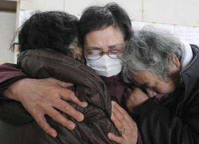 Japonya'da sızan radyasyondan etkilenenler tecrit ediliyor. Nihonmatsu'da radyasyona maruz kalan bir genç özel bölümün arkasında annesiyle ve köpeğiyle vedalaştı. Göz yaşartan ayrılık dünyaya böyle yansıdı.