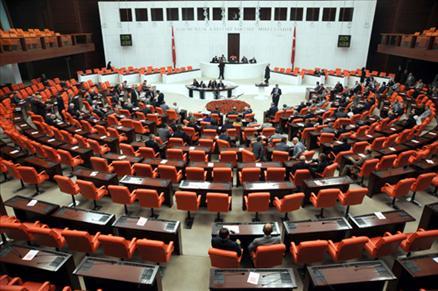 Muhalefetin karşı çıkarak görüşmelerini engellediği ve üzerindeki müzakerelere 12 Mayısta başlanan Suriye sınırındaki mayınların temizlenmesini öngören yasa tasarısı, TBMM Genel Kurulunda kabul edilerek yasalaştı.