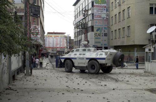 Terörist başı Abdullah Öcalan'ın yakalanışının yıldönümü nedeniyle Doğu ve Güneydoğu illerinde PKK yandaşları kenpnek açmadı, açtırmadı. Yapılan eylmelere polis müdahale ederken çocuklar yine ön plandaydı