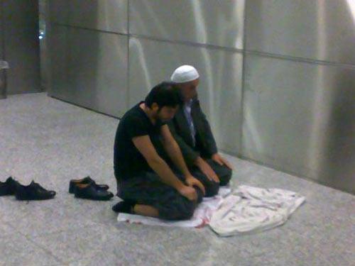 Doğan, konser vermek için gittiği Kazakistan uçağına binmeden önce, mescid yerine bir duvar dibinde namaz kılmayı tercih etti.