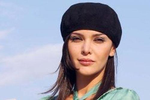 Hande ATAİZİ de çok sayıda esteteik operasyon geçirdi. İlk olarak sinemaya atıldığı 1997de göğsünü yaptırdı. Bir yıl sonrada burnunu estetik operasyonla düzelttirdi. Toplam 11 estetik yaptırdı.