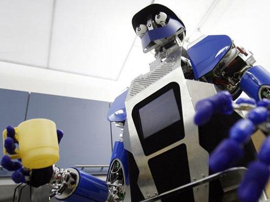 <p><strong>2. Robot yardımcılar: </strong>Jetgiller çizgi filmindeki Rozi isimli robot gibi evinizi temizleyen, bulaşıkları yıkayan, toz alan bir robota sahip olmayı kim istemez ki? Robot uzmanları, birkaç işi aynı anda yapabilen robotlar üzerinde çalışmaya devam ediyorlar. Şimdilik üretilen robotlar sadece yürümekle ve koşmakla yetiniyor ancak teknoloji şirketleri geliştirdikleri robotları göstermek için her yıl teknoloji fuarlarına akın ediyorlar.</p>