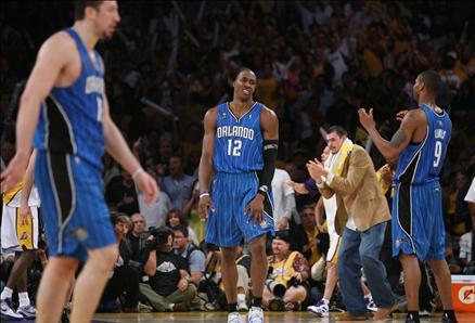 Milli basketbolcumuz Hidayet Türkoğlu'nun 22 sayısı atarak devleştiği, normal süresi 88-88 tamamlanan maçta, Los Angeles Lakers Orlando Magic'i 101-96 yendi.