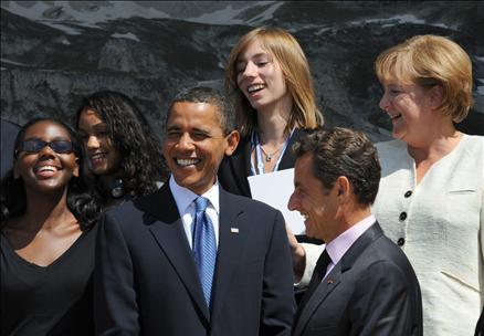 G-8 toplantısı, liderlerin aile fotoğrafı çektirmelerinin ardından İtalya Başbakanı Berlusconi'nin düzenlediği bir basın toplantısıyla sona erdi. Zirveye liderlerin çapkın bakışları damga vurdu.