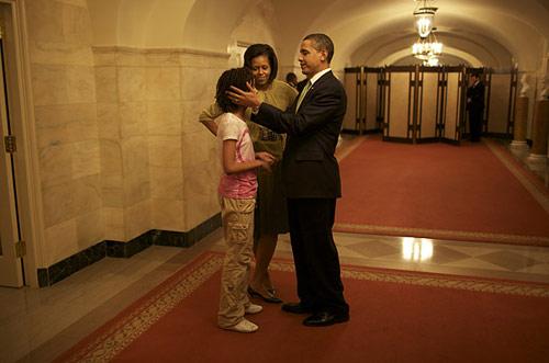 Başkan Obama okuldan gelen kızını karşılıyor.