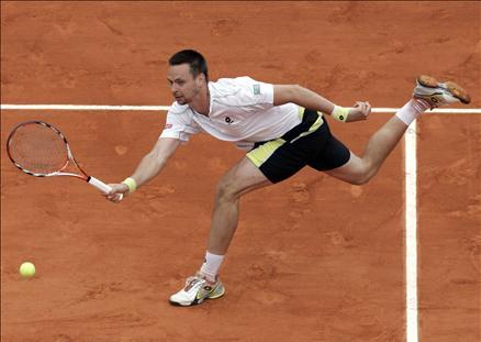 Pariste Roland Garros santrkortunu dolduran on binlerce seyirci, tarihi bir maça tanıklık ettiler ve Nadalın Fransa Açıka tarihi vedasını seyrettiler. 1 Numara Nadal sürpriz bir şekilde elendi