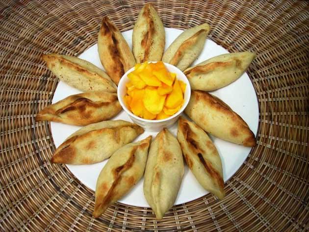 Bolivya: "Empanada" adlı geleneksel yemek. Çiğ böreğe benzeyen yağda kızarmış böreklerin içine et ya da sebze koyuluyor.