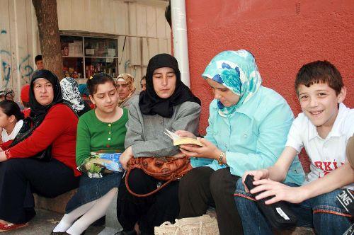 Öğrenci ve velilerde SBS heyecanı: Sabahın erken saatlerinde çocuklarıyla birlikte okullara koşan veliler, çocukları ile okul bahçesinde sınav başlayana kadar büyük bir sabırsızlık içinde bekledi.