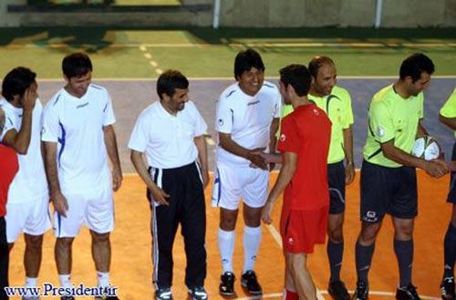 Bolivya Devlet Başkanı Evo Morales, futbol sevgisini İran Cumhurbaşkanı Mahmud Ahmedinajad'a da aşıladı. Morales, resmi bir ziyaret için bulunduğu Tahran'da İran Cumhurbaşkanı Mahmud Ahmedinejad'la birlikte meşin yuvarlağın peşinde koştu.
